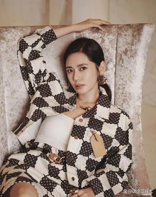 45岁秋瓷炫晒和妈妈弟弟妹妹合影,一家人都是高颜值,