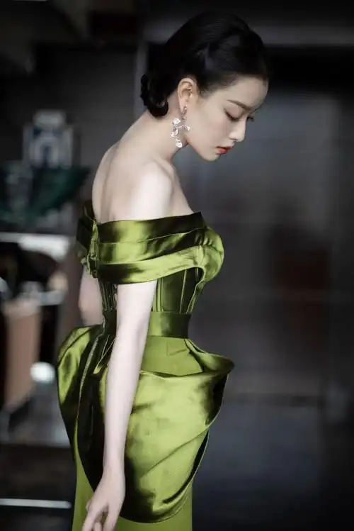 倪妮大秀事业线尽显风情万种