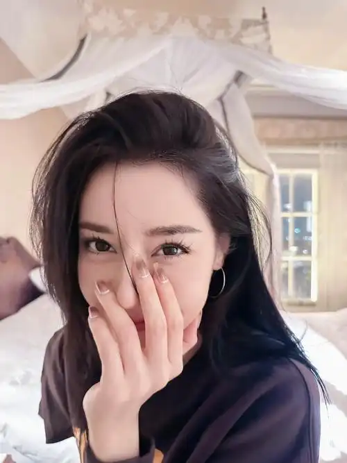 迪丽热巴的蓝色挑染发色活泼可爱