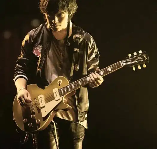 原创五月天吉他手怪兽升级当爸晒出和女儿的合影很是幸福