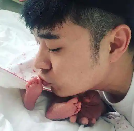 张子萱产后首露面陈赫ins发文疑怼前妻许婧团队消费过去