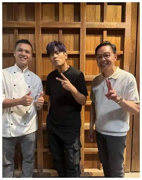 昆凌周杰伦参加活动时尚搭配大不同引领潮流