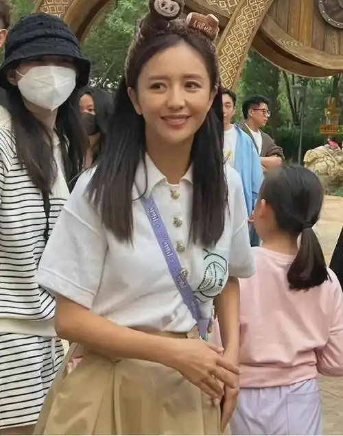 佟丽娅逛街被偶遇未化妆的她看起来面如土色和普通大妈无异