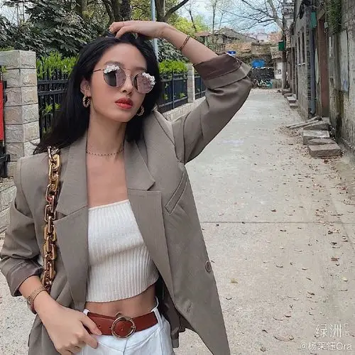 美女明星 杨采钰 的图集