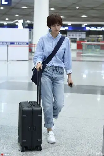 1/ 12 9月5日,袁泉现身北京首都机场.