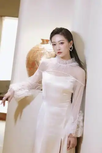 演员余玥亮相时尚盛典 气质优雅仙气十足