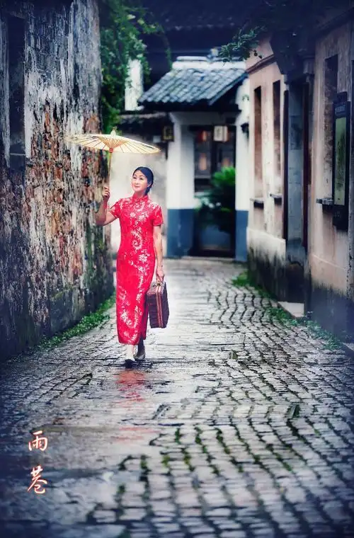 古镇小巷的旗袍女子