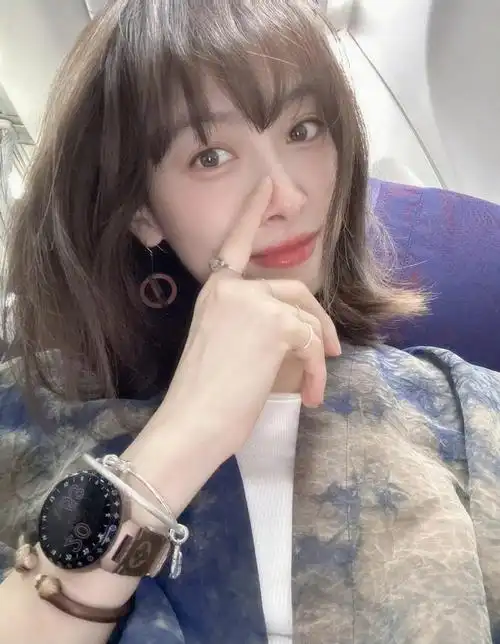 宋茜最新自拍,俏丽短发时尚个性,自带松弛感|宋茜_新浪新闻