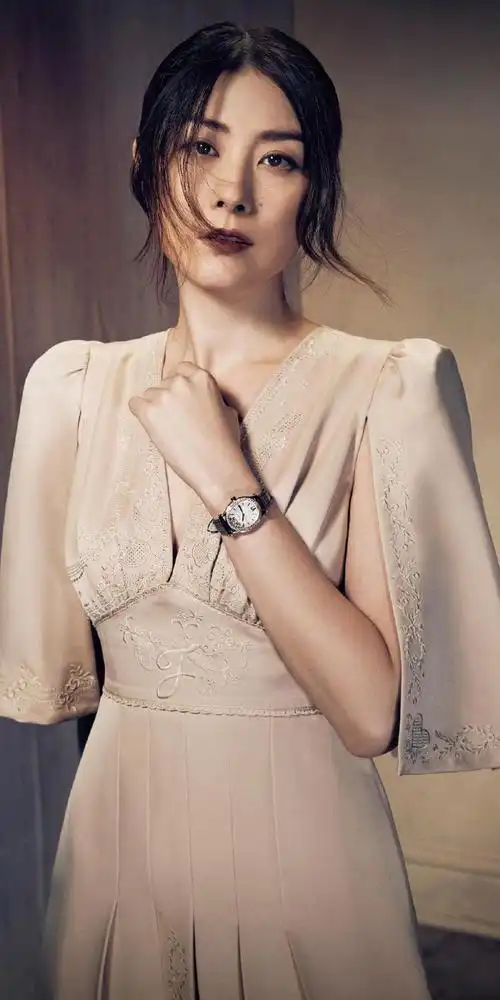 48岁陈慧琳穿黄色格纹套装逛街,颜值气质依旧,被岁月优待的美人