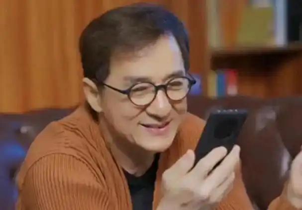 网友偶遇了成龙在成都崇州购买华为手机,并迅速在网上发布了两张照片