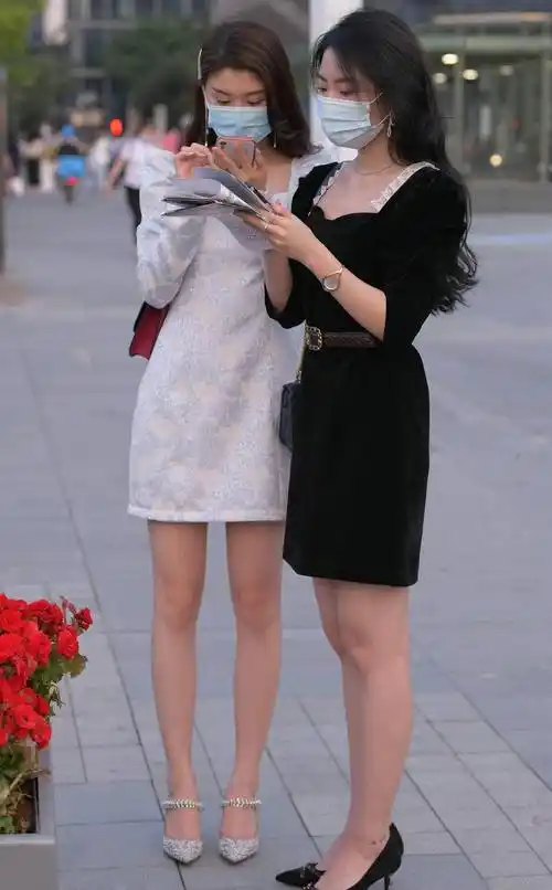 街拍:搭一双尖头细跟鞋,不仅身材苗条,气质也被衬托的相当出众_时尚