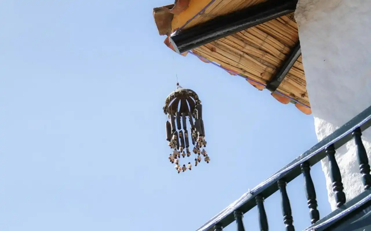 随风摇动的风铃唯美摄影图片桌面壁纸