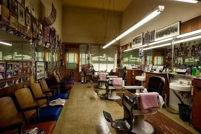 没有谁能笑着从理发店出来