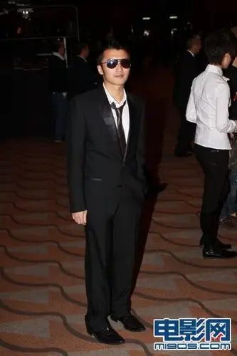 谢霆锋戴墨镜酷帅亮相