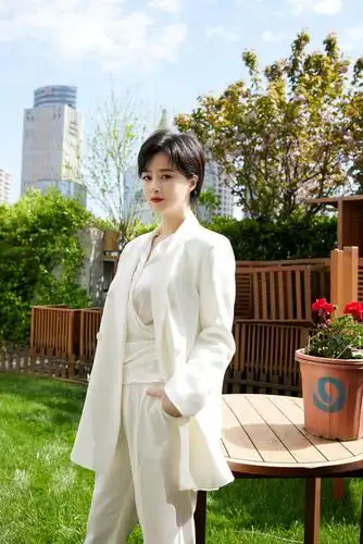 【4.22 蒋欣】白色西装纯净利落,黑发红唇时髦飒气.