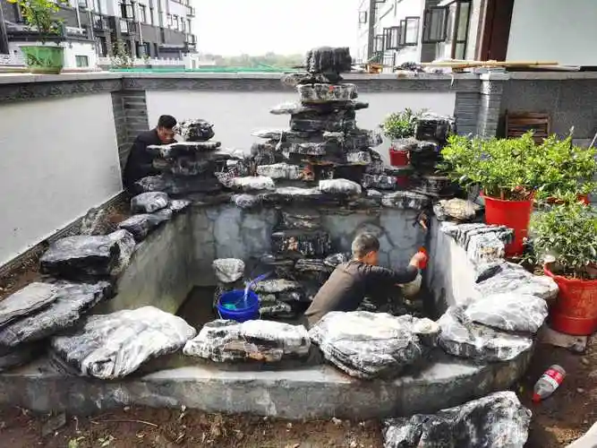 别墅小庭院制作小型鱼池假山景观 黄色千层石假山水池流水 安装