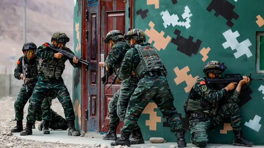 现场直击武警特战队员演兵帕米尔高原