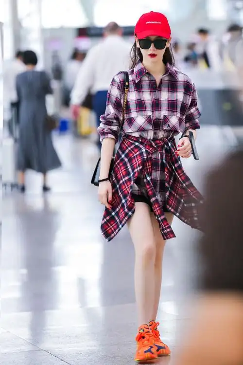 戚薇修长美腿性感街拍照图片_明星_美桌图片库