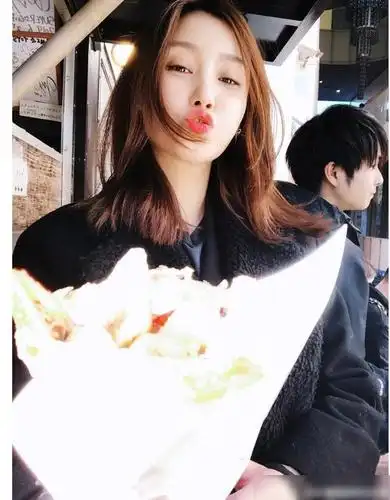 近照看石洋子格外显嫩,皮肤白皙透亮,小脸精致,嘴唇嘟起卖萌,完全看