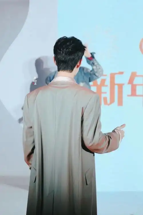 肖战拥抱你的背影