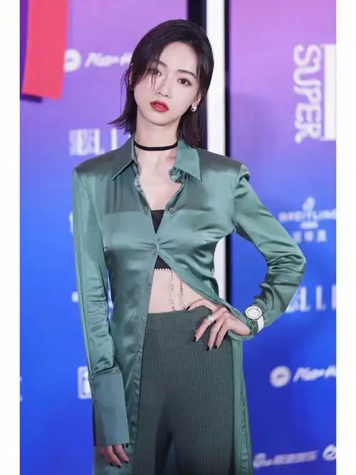 吴谨言用衬衫硬是凹出大姐大气场