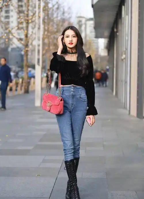 再配一双马丁靴,简单时尚,气质又性感,怎么看都不厌_美女_连衣裙_都