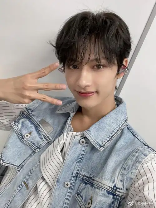 文俊辉校服金丝眼镜##文俊辉金丝眼镜自拍