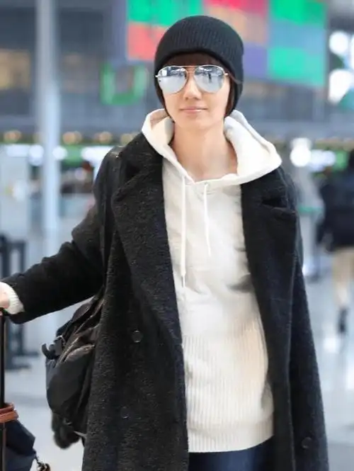 袁泉高级感无敌了_素颜穿卫衣 牛仔裤超有大牌范