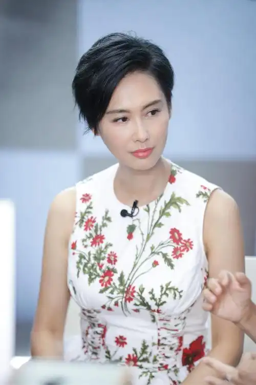 朱茵翩翩起舞身姿妙曼 头戴米奇发箍童心未泯