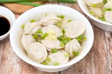 中国饺子的顶视图的鸡汤鸡汤,肉汤,清汤.