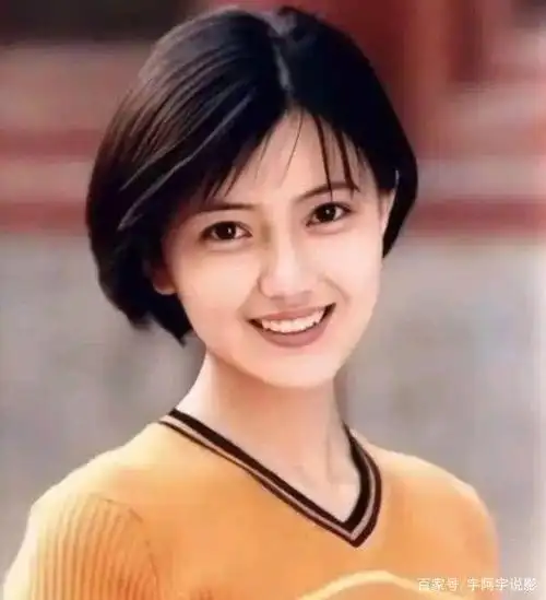 我们可以看出这张照片是高圆圆六年级的时候照的证件照,可见从小就是