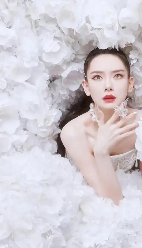 戚薇短裙美照来了