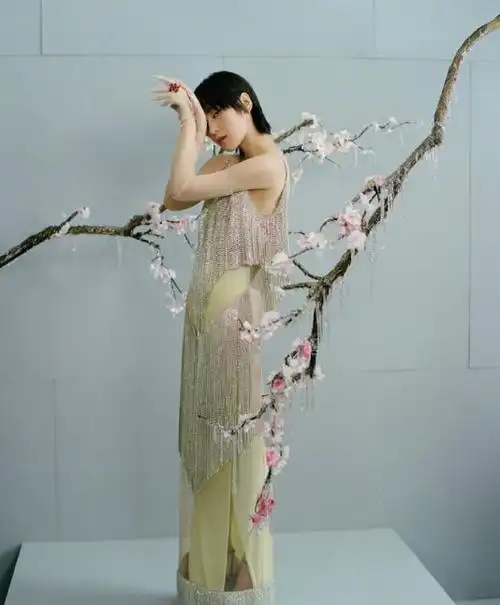 尽显高挑纤瘦的身材,从这个角度看,周笔畅的身高应该有一米八吧?