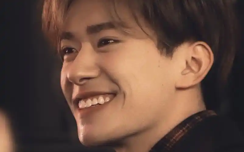 易烊千玺梨涡笑真的好帅