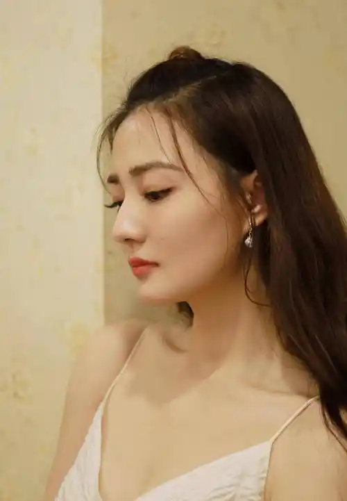 徐璐吊带裙写真,性感精致,甜美可爱,美丽迷人_身材_造型_白色