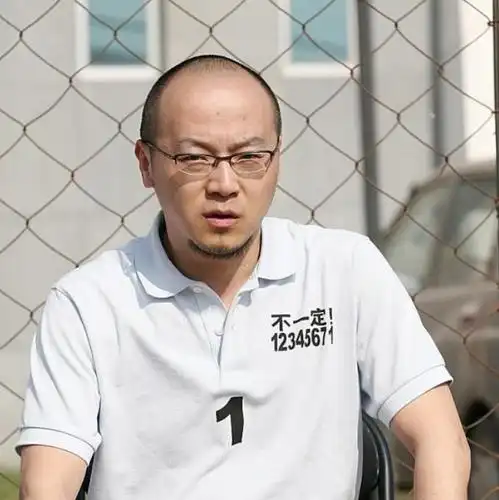 51岁窦唯邋遢沧桑,与同龄的王菲似父女,曾是高冷帅气的摇滚王子