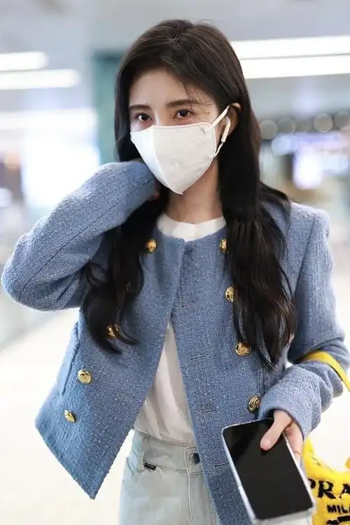 鞠婧祎个子不高时尚感挺强小香风外套配白t小个子快跟着学