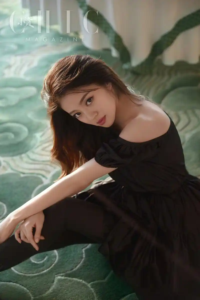 安以轩曝光一组时尚写真,身穿亮色系连体皮衣为杂志拍摄封面.