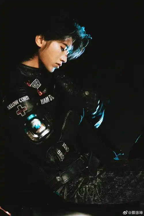 蔡徐坤骑机车了 战损机车风造型帅爆了!有末日大片既视感