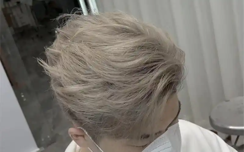 亚麻灰发色配上侧背还是挺帅的