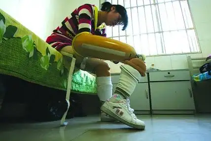 不堪父亲逼她乞讨截肢女孩躲救助站 年仅20岁,不想长久以此为家