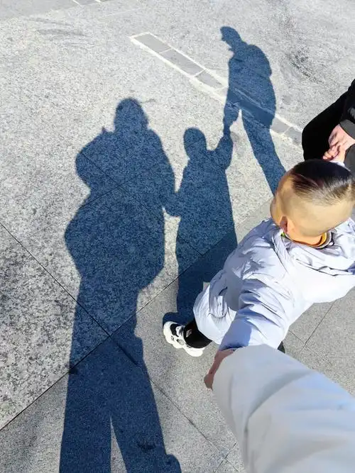 太阳下的影子 一家三口其乐融融的画面很幸福!