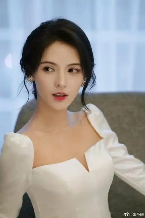 张予曦穿方领白裙优雅似公主笑容灿烂甜美3