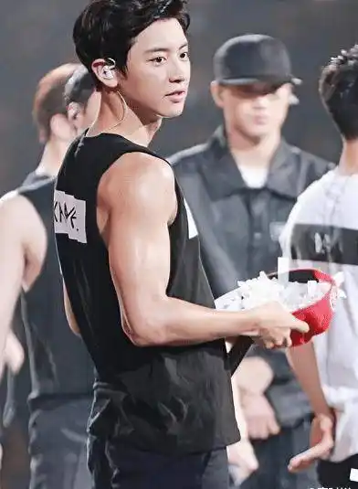 灿烈录制节目的时候被淋湿了之后露出来额"遥控腰"更是让人羡慕,腹肌