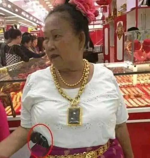 女diao丝手点一支烟,大寒天的,暴露大腿带纹身,勇气可佳.