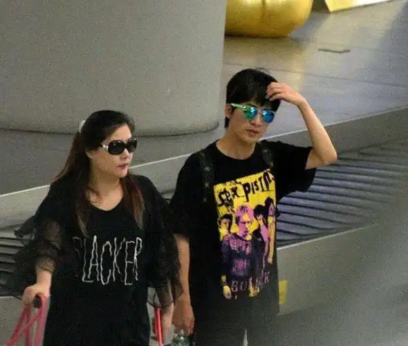 大张伟夫妇罕见合照,老婆素颜开放霸气,肚子隆起疑怀孕