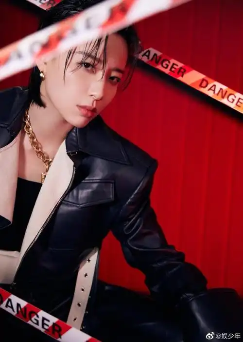 也太可爱了吧,可以多多尝试不同的风格,李斯丹妮这穿搭造型好酷