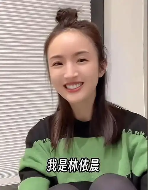 脸型变尖,眼睛也变成了杏仁的形状,有人说像周冬雨,也有人说像胡冰卿