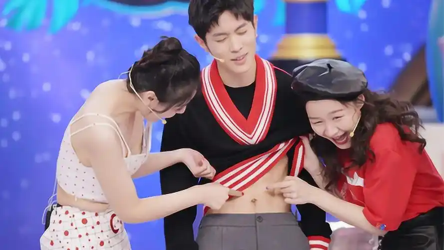 【福利花絮】流口水!马伯骞遭女嘉宾扒衣验腹肌