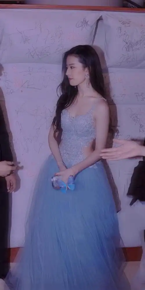 刘亦菲这罕见的露背装真的是最佳示范了!